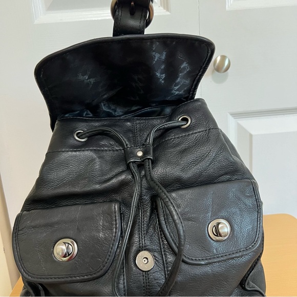 Kenneth Cole Black Leather Backpack Turnlock Buckle Details - Picture 10 of 14